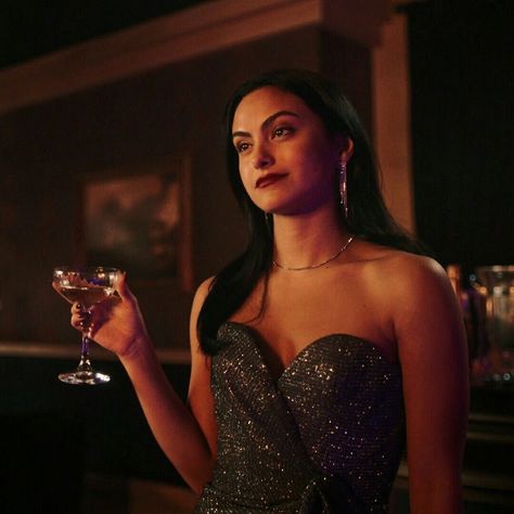 Hispanic Characters, Veronica Lodge Aesthetic, Veronica Lodge Riverdale, Veronica Lodge Outfits, Camila Mendes Veronica Lodge, Riverdale Fashion, Louise Thompson, Camilla Mendes, Cami Mendes