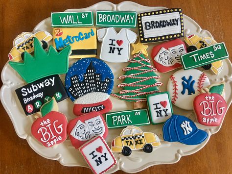 New York Themed Cookies Travel Cupcakes, Cookies Nyc, New York Theme Party, Nyc Cookies, Christmas New York, New York Cookies, Cookies Logo, Simple Gender Reveal, New York Party