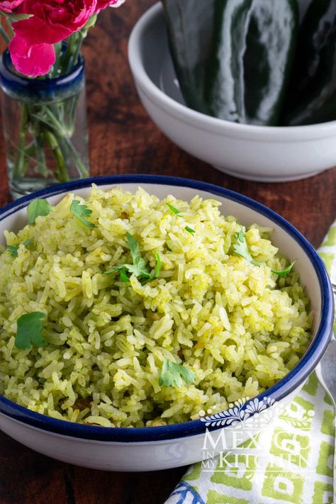 Arroz Verde (Mexican Green Rice) - Mexico In My Kitchen Poblano Rice, Green Chili Rice, Green Rice Recipe, Mexico In My Kitchen, Fodmap Foods, How To Make Green, Rice Side Dish Recipes, Poblano Pepper, Healthy Mexican Recipes