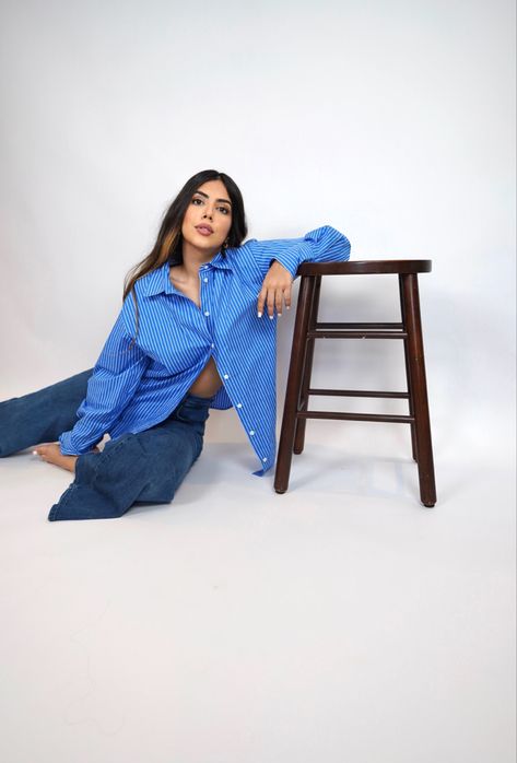 Poses For Shirt Photoshoot, Plus Size Chair Poses, Photoshoot With Jeans, Stool Photoshoot Photo Ideas, Stool Photoshoot, Bench Photoshoot, Stool Poses, Pose For Photoshoot, Poses For A Photoshoot