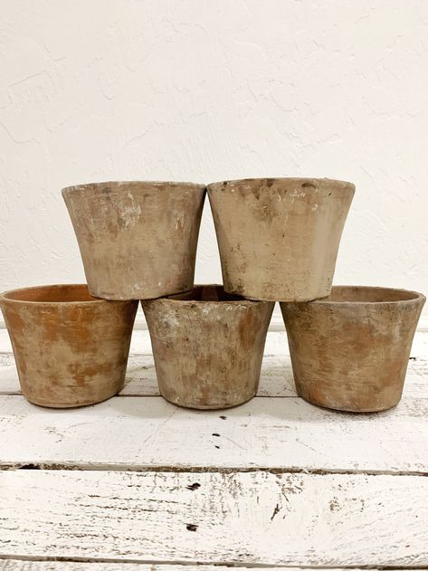 Aging Terra Cotta Pots Age Terra Cotta Pots, Paint Garden Pots, Diy Painted Vases, Liming Wax, Aging Terra Cotta Pots, Diy Terra Cotta Pots, Garden Wild, Pots Diy, Terra Cotta Pots