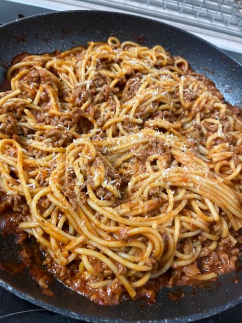 Mince Pasta, Angel Hair Spaghetti, Pasta Images, Pasta Bolognese, Tomato Puree, Garlic Olive Oil, Spaghetti Bolognese, Food Therapy, Spaghetti Pasta