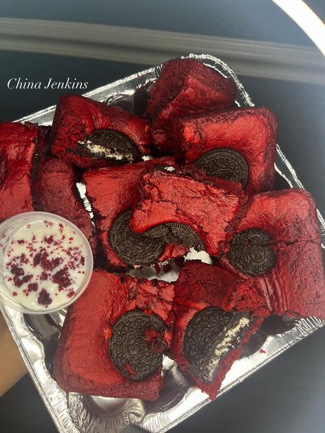 Chyna Jenkins - Red velvet cookies and cream brownies 😋... Food To Sell At School, Red Velvet Cookies And Cream, Snacks To Sell, Deserts Aesthetic, Oreo Aesthetic, Stuff To Bake, Sweet Treat Ideas, Cookies And Cream Brownies, Boxed Brownies