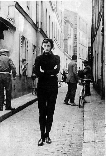 Audrey Hepburn Capri Pants | Audrey was known for her slim capri pants, figure-hugging black ... Audrey Hepburn Funny Face, Actress Portrait, Paris Shooting, Audrey Hepburn Dress, Fashion Films, Audrey Hepburn Photos, Audrey Hepburn Quotes, Dress Paris, Loafers Women