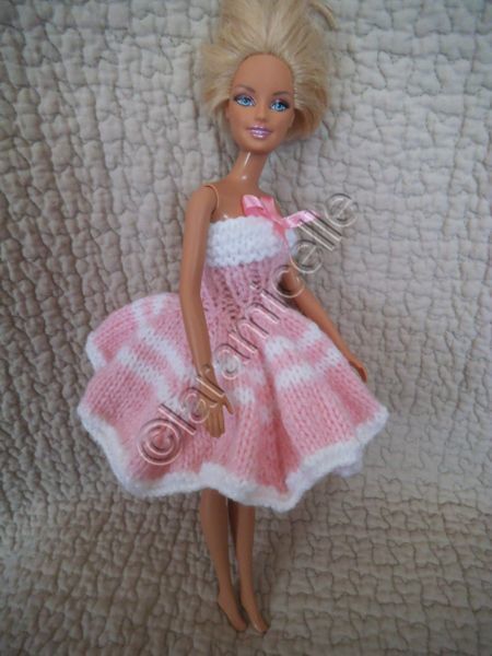 Barbie Dress Crochet, Habit Barbie, Crochet Costumes, Dollhouse Clothes, Barbie Knitting Patterns, Crochet Barbie, Diy Barbie Clothes, Barbie Doll Clothing Patterns, Crochet Barbie Clothes