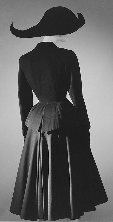 Suit House of Dior  (French, founded 1947) Designer: Christian Dior (French, Granville 1905–1957 Montecatini) Date: spring/summer 1948 Dior Suit, Montecatini Terme, House Of Dior, Fashion 1940s, Guy Laroche, French Fashion Designers, Vintage Suits, 40s Fashion, Dior Fashion