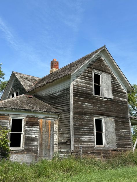 #midwest #midwestgothic #dakota #northdakota #southdakota #minnesota #farm #aesthetic #prairie #house #oldhouse #abandoned #abandonedhouse #woodhouse #farmhouse #oldfarm #rustic #vintage #antique South Dakota Farmhouse, Midwest Farm Aesthetic, South Dakota Aesthetic, Dakota Aesthetic, Minnesota Aesthetic, Midwest Farmhouse, South Dakota Landscape, Indiana Countryside, Farm Aesthetic