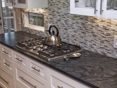 Gray granite countertop design white cabinets light gray tile backsplash Gray Granite Countertops, Grey Granite Countertops, Grey Painted Kitchen, Soapstone Kitchen, Light Grey Kitchen Cabinets, Granite Countertops Colors, Kitchen Countertop Ideas, Black Countertop, Light Grey Kitchens