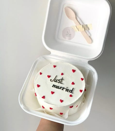 Just Married Mini Cake, Mini Engagement Cake, Small Just Married Cake, Just Married Cake Simple, Small Elopement Cake, Wedding Bento Cake, Elopement Cakes, Just Engaged Cake, Just Married Wedding Cake