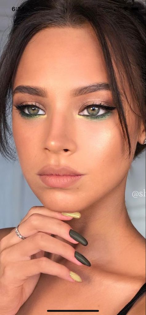 Make Up Inspiration Natural, Eyeliner Verde, Green Makeup Look, Makeup Verde, Green Dress Makeup, Ball Makeup, Evening Eye Makeup, Green Eyeliner, Prom Eye Makeup