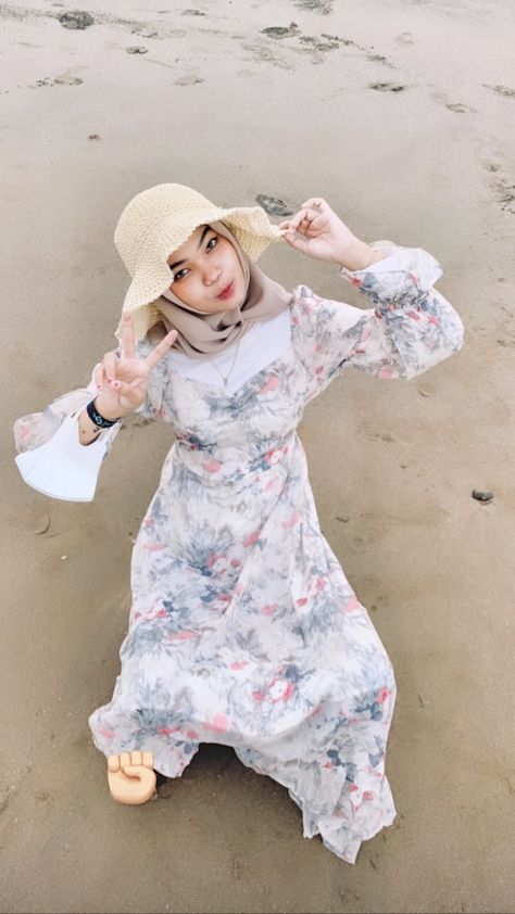 Ootd Hijab Ke Pantai, Outfit Bali, Ootd Dress, Hijab Ootd, Fashion Hijab, Ootd Hijab, Hijab Dress, Ootd Outfit, Girl Style