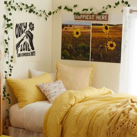 Dream Dorm Room, Dorm Style, Dorm Room Styles, Dorm Design, Dream Dorm, College Dorm Ideas, Aesthetic Bedroom Ideas, Dorm Room Inspo, Floral Comforter