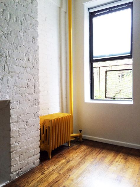 Design Swap Brilliance: Painted Radiators and Pipes - Improvised Life Small Home Library Ideas, Hipster Apartment, Small Home Library, Painted Radiator, Old Radiators, Nyc Apt, Radiator Cover, Loft Design, Nyc Apartment