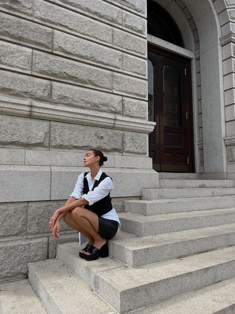 Photo Shoot On Stairs, Poses With Stairs, Sitting On Steps Poses, Sitting Down Photoshoot, Posing Outside, Sitting On Stairs Poses, Stairs Photo Ideas, Photoshoot Stairs, Stair Photoshoot