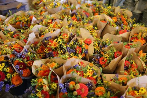 Market Bouquets, Bouquet Recipe, Urban Gardening Ideas, Growing Cut Flowers, Cut Flower Farm, Flower Farming, Flower Truck, Vertical Herb Garden, Flower Cart