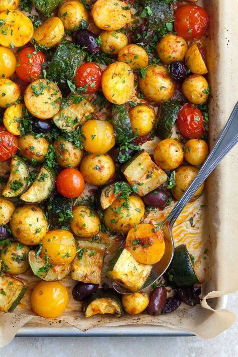 Need a delicious vegetarian side dish or main? Try this easy one-pan Mediterranean roasted vegetables recipe. Perfect for busy weeknights! Mediterranean Roasted Vegetables, Tomato Side Dishes, Roasted Mediterranean Vegetables, Easy Roasted Vegetables, Roast Zucchini, Recipes Potato, Vegetarian Sides, Roasted Vegetable Recipes, Mediterranean Meals