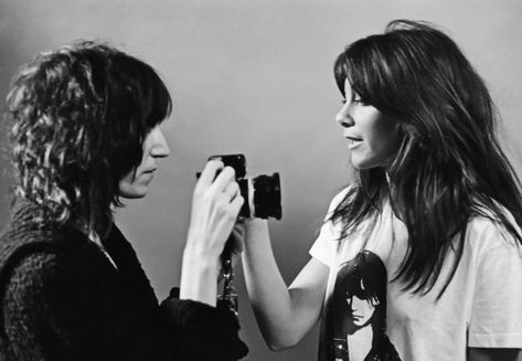 Patti Smith and photographer Lynn Goldsmith: Portrait of an abiding friendship - Los Angeles Times Punks 70s, Lynn Goldsmith, Robert Mapplethorpe, Patti Smith, Glory Days, Alternative Music, Alternative Rock, Punk Rock, Easter