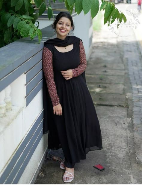 Churidhar Models Latest, Frock Models For Women, Black Kurti Design, Anarkali Dress Simple, Dress Designs For Stitching, Frock Models, Black Kurti, Diy Maxi Dress, Simple Kurti