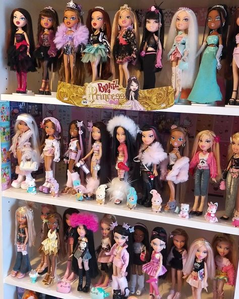 Bratz doll display Bratz Collection Display, Bratz Doll Display, Bratz Doll Collection, Bratz Collections, Doll Playroom, Bratz Dollhouse, Bratz Wallpaper, Barbie Organization, Old Barbie Dolls