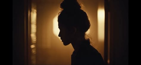 Still of Rue Bennet played by Zendaya in Euphoria S01 E07 with yellow lighting. Color In Film, Cinematography Lighting, Beautiful Cinematography, Artemisia Gentileschi, Cinematic Lighting, I Love Cinema, Movie Shots, Film Inspiration, Fun Shots