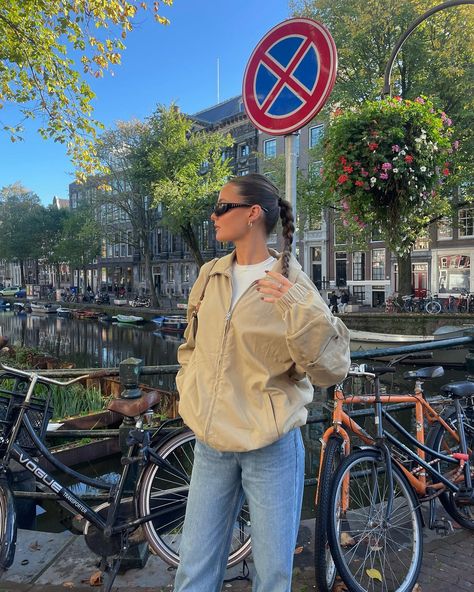 EOD (@eabhaodonoghue) • Instagram photos and videos Khaki Jacket Outfit Women, Jacket With Jeans Outfit, Cream Denim Jacket Outfit, Khaki Jacket Outfit, Beige Jacket Outfit, Jacket With Jeans, Europe 2024, Outfit Oversize, Jacket Outfit Women