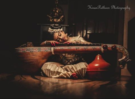 Girl With Veena Instrument, Veena Instrument Photography, Veena Instrument Aesthetic, Veena Aesthetic, Veena Instrument, Tamil Aesthetic, Classical Instruments, Kerala Girl, Nada Yoga