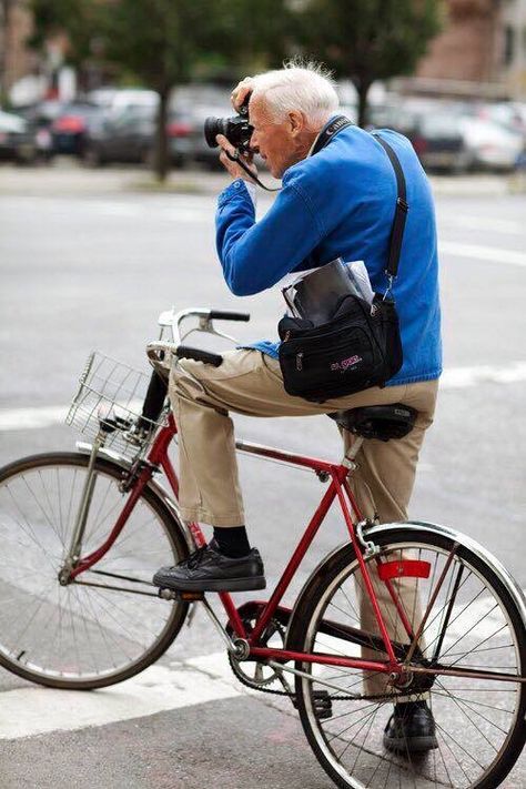 Bike Fashion, Bill Cunningham, Bike Icon, Mixing Patterns, Bike Quotes, Most Stylish Men, Riding A Bike, Cycle Chic, Bicycle Maintenance