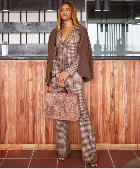 Plaid Suits Women, Power Suits For Women, Naija Fashion, Stylish Suit, International Women’s Day, Plaid Suit, Black Women Fashion, Brown Plaid, Woman’s Day