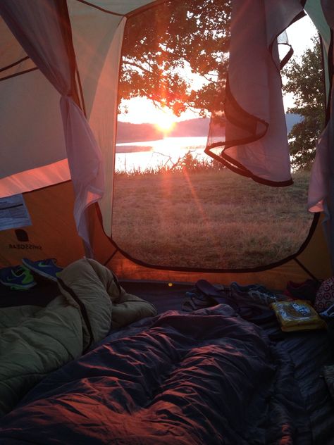 Camping Photography, Camping Aesthetic, Clipuri Video, Summer Bucket Lists, Camping Life, Go Camping, Sleeping Bag, Camping Trips, Outdoor Camping