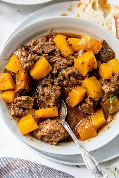 Beef Stew with Pumpkin (or Butternut/Acorn Squash) - Skinnytaste Protein Dishes, Ww Lunch, Ww Dinner, Pumpkin Stew, Stew Beef, Cut Butternut Squash, Hearty Beef Stew, Pumpkin Recipe, Skinnytaste Recipes