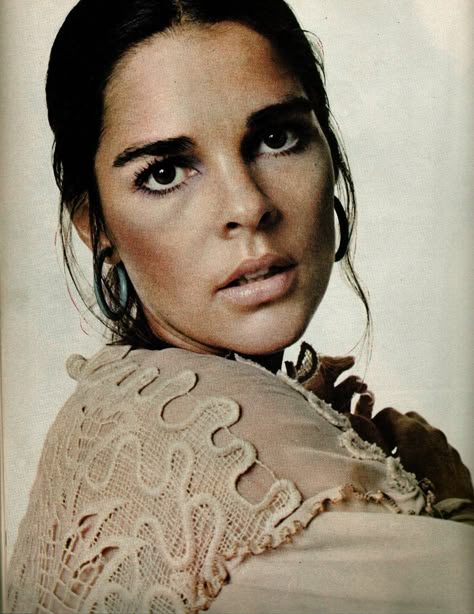 Retro Active Critiques: Retro Active Appreciation: Ali MacGraw Ali Mcgraw, Mode Ab 50, Town And Country Magazine, Ryan O'neal, Ali Macgraw, Romantic Films, Long Dark Hair, Ageless Style, Monica Bellucci