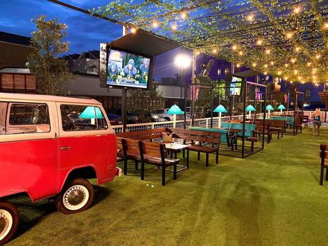 Drink A Mason Jar Of Moonshine At This Vintage New Patio Bar And Grill In Houston - Secret Houston Backyard Bar And Grill, Patio Games, Patio Bars, Houston Heights, Houston Skyline, Vintage Patio, Houston Restaurants, Outdoor Patios, Twinkly Lights