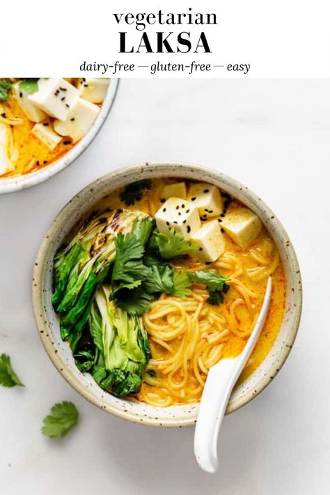 This Easy Vegetarian Laksa is filled with chilis, lemongrass, garlic, and ginger, fresh green veggies, and rice noodles for a fuss-free soup loaded with flavour! #vegetarian #glutenfree #laksasoup #southeastasiancuisine Laksa Soup Recipe, Vegetarian Laksa, Laksa Recipe, Laksa Soup, Asian Soup Recipes, Curry Laksa, Asian Soup, Delicious Lunch, Free Meal