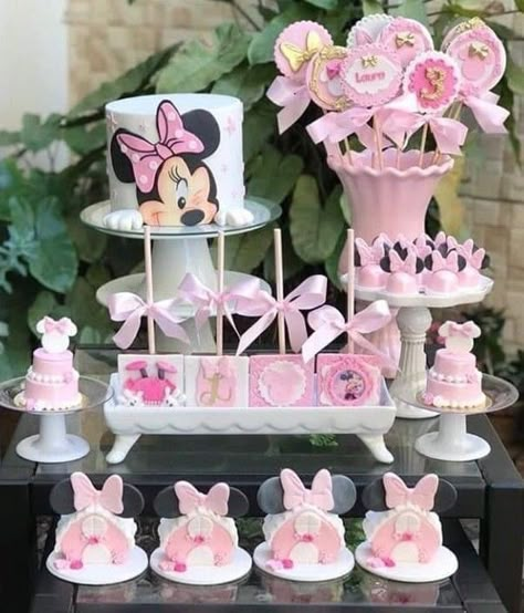 Flower Cookies Bouquet, Disney Baking, Minnie Mouse Birthday Theme, Minnie Mouse Cookies, Mickey Mouse Birthday Cake, Minnie Mouse Birthday Party Decorations, Minnie Mouse Birthday Decorations, Minnie Mouse Birthday Cakes, 1st Birthday Girl Decorations