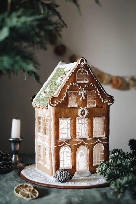 Gingerbread House Inspo, Homemade Gingerbread House, Cool Gingerbread Houses, Gingerbread House Template, Gingerbread House Designs, Gingerbread House Ideas, Gingerbread Village, Gingerbread House Decorations, Gingerbread Decorations