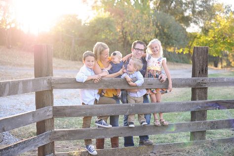 Family photo by fence Family Photos With Fence, Fence Family Pictures, Fence Photoshoot Posing Ideas, Farm Family Pictures, Couples Stuff, 2024 Family, Cowboy Pictures, Farm Family, Family Portrait Poses