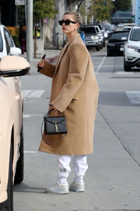 Hailey Bieber Ysl Bag, Hailey Bieber Street Style, Hailey Baldwin Street Style, Christmas Outfit Ideas, Hailey Baldwin Style, Outfit Choices, Elegante Casual, Paris Outfits, Zuhair Murad