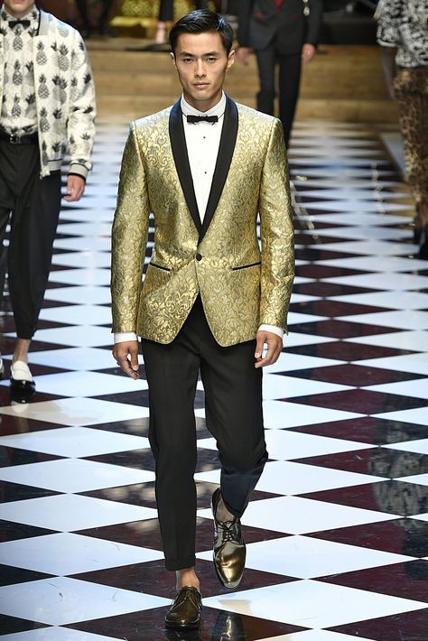 Flashy Tuxedo Jackets Black And Gold Suit, Gold Tuxedo, Looks Adidas, Gold Suit, Men Fashion Show, Mens Formal Wear, Wedding Groomsmen, Tuxedo Suit, Groomsmen Attire