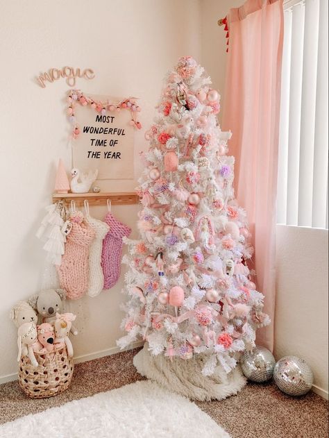 Pink Christmas Bedroom, Holiday Room Decor, Pink Christmas Decor, Holiday Room, Pink Xmas, Preppy Christmas, Girls Holiday, Christmas Decor Inspiration, Pink Christmas Decorations