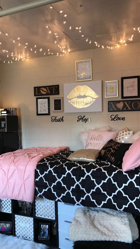 Luxury Dorm Room, Dorm Room Themes, Dorm Themes, College Bedroom Decor, Pink Dorm Rooms, Dorm Room Styles, Pink Dorm, College Room Decor, Cool Dorm Rooms