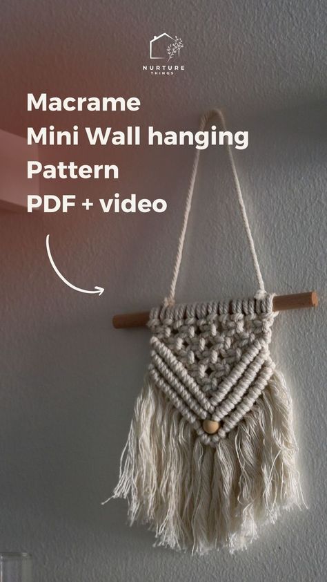 A small and cute project to get started with Macrame Wall Hangings. Simple and easy tutorial! Even if you are a beginner, I'm sure you will succeed. Macrame Diy Wall Hanging, Macrame Mini Wall Hanging, Mini Macrame Wall Hanging, Macrame Mini, Mini Wall Hanging, Diy Beginner, Wall Hanging Pattern, Simple Macrame, Project Steps