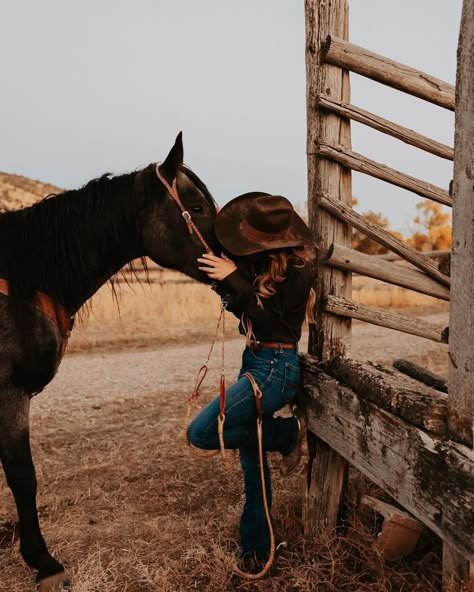 Cowgirl Senior Pictures, Horse Photoshoot Ideas, Equine Photography Poses, Western Photo Shoots, Horse Senior Pictures, Cute Senior Pictures, Horse Photography Poses, Foto Cowgirl, Senior Photoshoot Poses