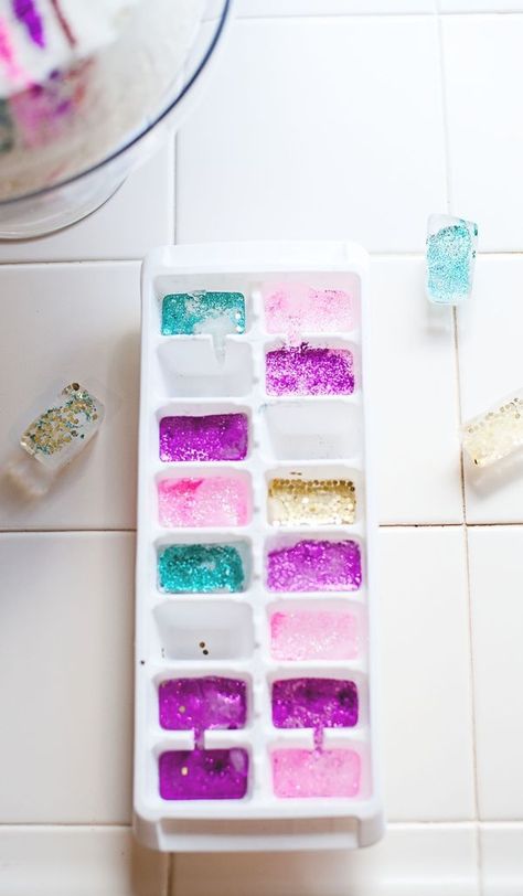 GLITTER ICE CUBES....Edible Glitter,Water,Cube Tray.....1st make a batch of reg water ice cubes; freeze. Once completely frozen sprinkle various colors/textures of edible food glitter onto ice.DO NOT ADD MORE WATER! Re-freeze ice cubes couple hrs to ensure glitter adheres tightly. Figured method after failed try-adding glitter to water just dissolved; coloring water. By freezing 1st, glitter sticks right to cube when re-frozen.As drinks are poured ice will melt; glitter floats-sweet & shiny! Eatable Glitter, Glitter Ice Cubes, Food Glitter, Painting Ice, Glitter Wallpaper Iphone, Pastel Cupcakes, Diy Edible, Glitter Birthday, Burger Bar