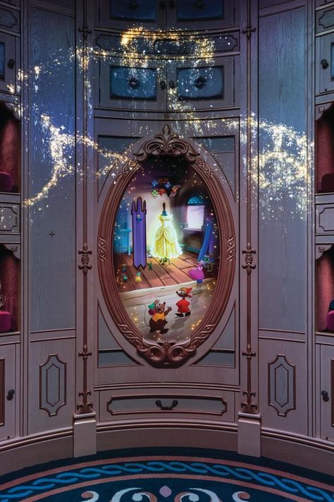 Disney and more: Hong Kong Disneyland Opens a Lovely Bibiddi Bobiddi Boutique Disney Hallway, Princess Boutique, Disney Boutique, Bibbidi Bobbidi Boutique, Disneyland Rides, Disney World Pictures, Disney Princess Drawings, Hong Kong Disneyland, Princess Drawings