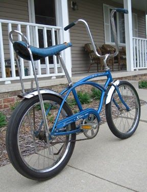 1975 Schwinn Sting Ray Deluxe Sparkling metallic blue, the first of a hand - me - down bicycle from brother Matt in 1982. Thanks, Matt! The... Schwinn Vintage, Schwinn Stingray, Schwinn Bicycles, Lowrider Bicycle, Schwinn Bike, Velo Vintage, Old Bicycle, Chopper Bike, I Want To Ride My Bicycle