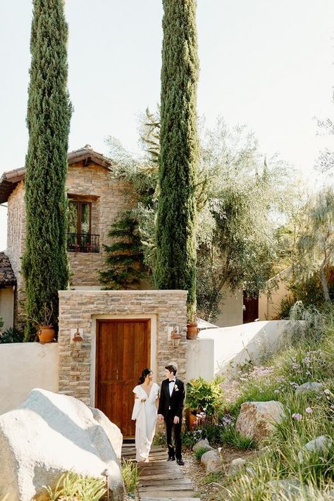 This Airbnb micro wedding in San Diego was an absolute dream. They rented an Airbnb for their closest family and friends and threw an intimate wedding in Escondido. They wanted their day to feel like they were in Italy and it really did. From the wedding venue to the romantic decor, I felt like we were transported to Italy. Browse the blog to see the full wedding day + to book me! Karra Leigh Photography Courthouse Wedding San Diego, Airbnb Micro Wedding, Vrbo Wedding, Airbnb Wedding Ideas, San Diego Elopement, Airbnb Elopement, Italian Inspired Wedding, San Diego Wedding Venues, Airbnb Wedding