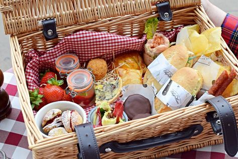 Picnic Basket Food, Breakfast Picnic, Picnic Date Food, Breakfast Basket, Picnic Items, Lunch Catering, Picnic Box, Picnic Lunch, Picnic Lunches