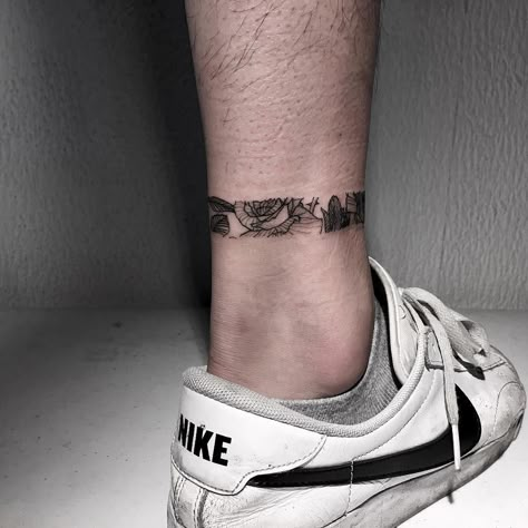 #tatuajes #tatoo #tatuado #tatuajesdelicados #tatuajesdelicados #tattooart #tattoos #tattoosformen #tattooidea #tattoodesigns Ankle Band Tattoo, Ankle Tattoo Men, Leg Band Tattoos, Tato Maori, Band Tattoos For Men, Small Wave Tattoo, Tattoo Band, Tatuagem Masculina Pequena, Tattoo Placements