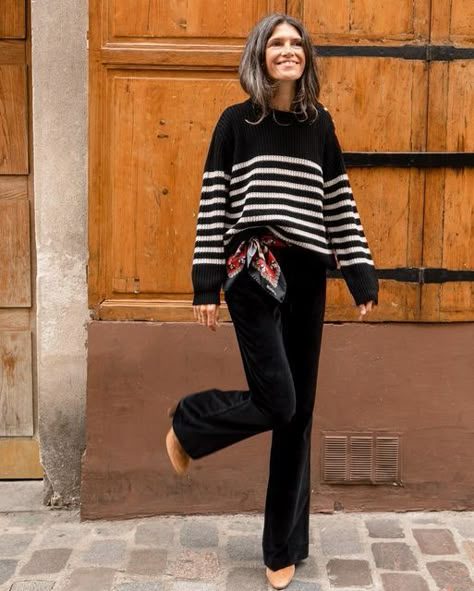 Black and white stripe sweater, black pants, brown boots, and scarf around waist is what a lady is wearing against a brown door Stripe Cardigan Outfit, Parisian Fall Outfits, Striped Sweater Outfit, Black Sweater Outfit, White Sweater Outfit, Black Pants Outfit, Winter Sweater Outfits, Outfit Combos, Black And White Cardigans