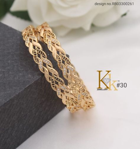 Bangels Models Gold, Bengals Design Gold, Stylish Gold Bangles, Kangan Design Gold Bangles, Gold Bangles Design Modern, Gold Kangan Design, Antique Gold Bangles Design, Gold Bengals, Gold Kangan